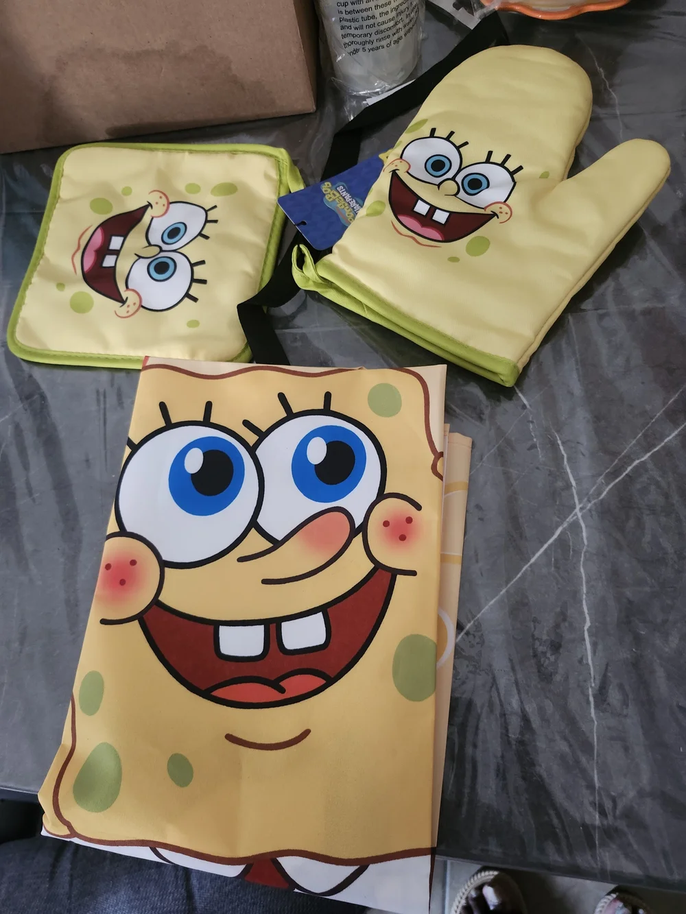 Spongebob Squarepants Apron Oven Mitt and Pot Holder Set